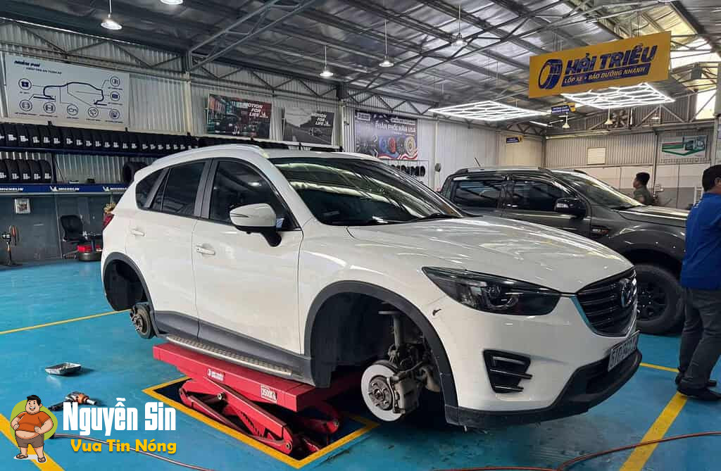 Bà cô gài đinh vào xe đỗ bên kia đường cãi “đó không phải tôi, không phải tôi đâu”. Bà cô gài đinh vào xe đỗ bên kia đường cãi “đó không phải tôi, không phải tôi đâu”.