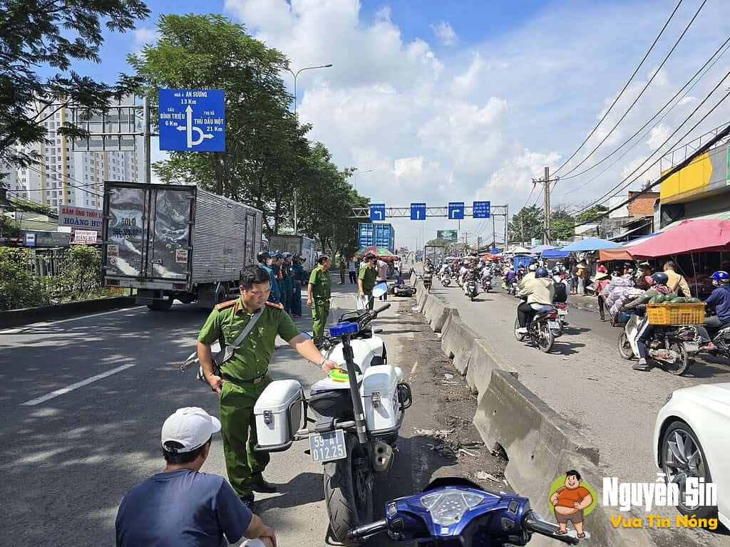 TNGT: chợ đầu mối Thủ Đức, cha chở con gái lớp 11 đi học.. radi taj chỗ