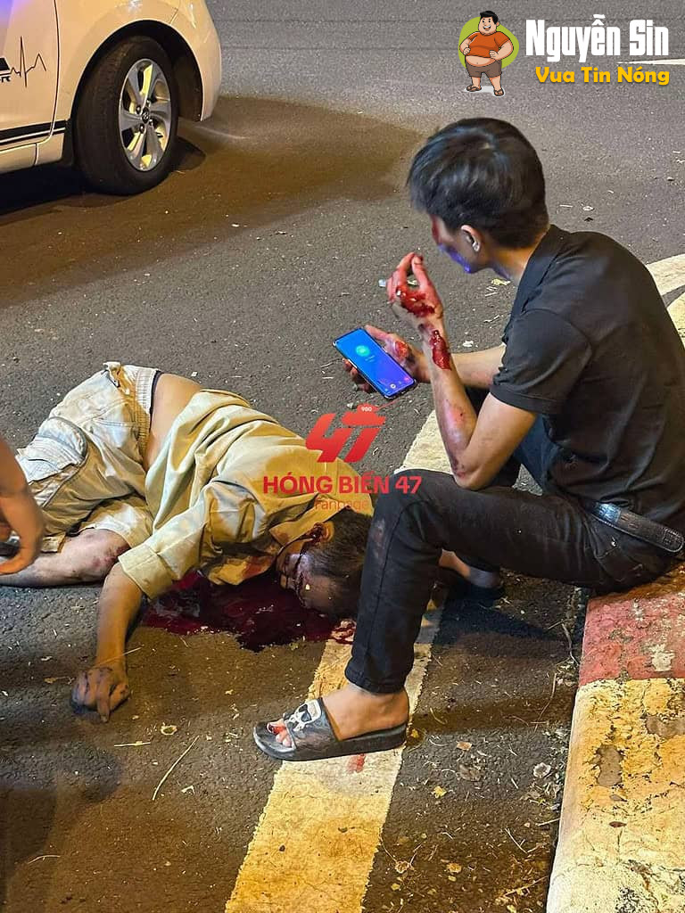 Đắk Lắk: Camera hành trình 1 oto cùng chiều quay được 2 anh đi exciter, phóng với tốc độ bàn thờ trước khi tự va vào vệ đường tại bùng binh nhà máy bia. Đắk Lắk: Camera hành trình 1 oto cùng chiều quay được 2 anh đi exciter, phóng với tốc độ bàn thờ trước khi tự va vào vệ đường tại bùng binh nhà máy bia.