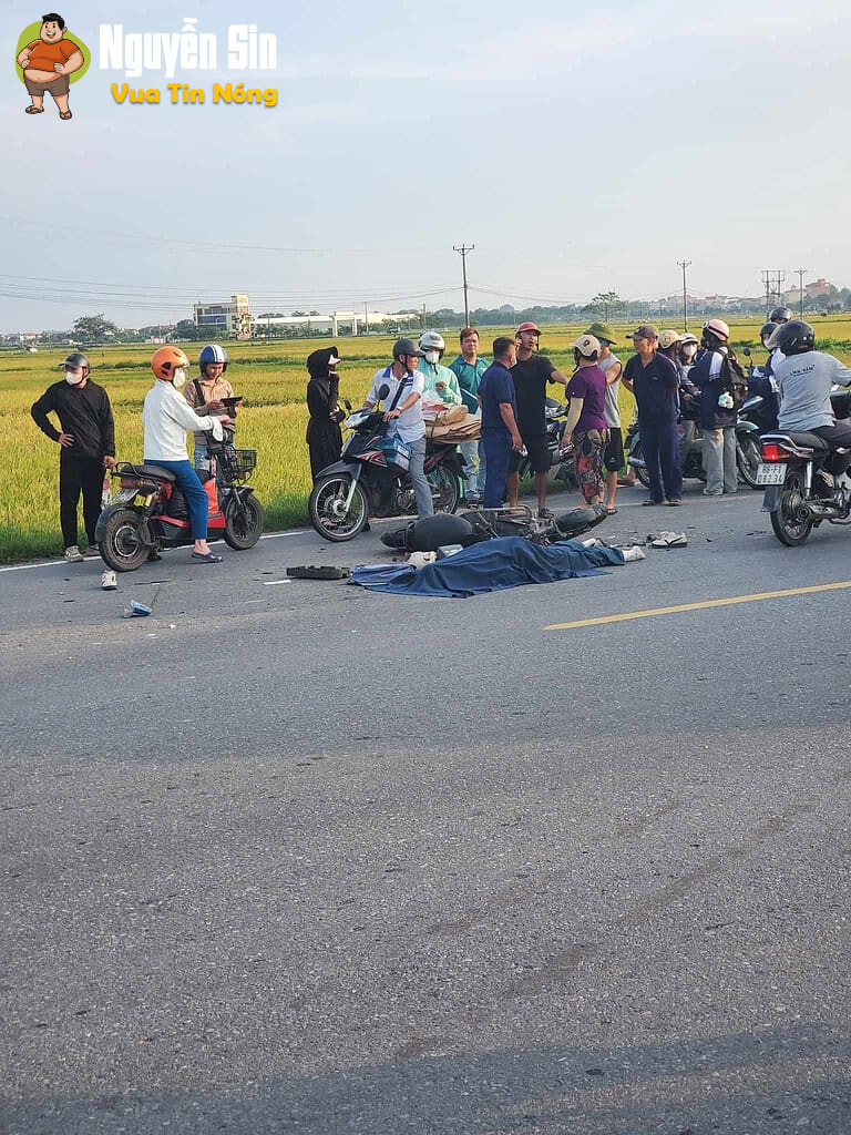 Bình Xuyên-Vĩnh Phúc cũ: 2 học sinh đi xe điện không may varcham với xe bồn ở ngã tư đèn đỏ, khiến 1 em TV ko còn nguyen ven Bình Xuyên-Vĩnh Phúc cũ: 2 học sinh đi xe điện không may varcham với xe bồn ở ngã tư đèn đỏ, khiến 1 em TV ko còn nguyen ven