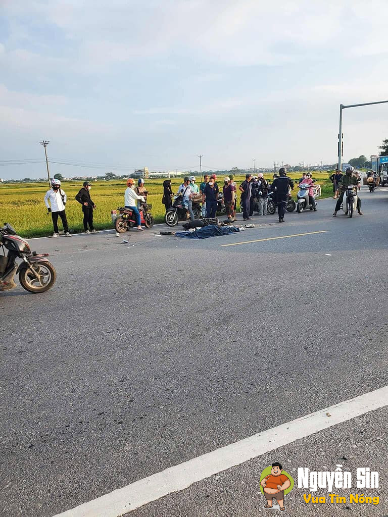 Bình Xuyên-Vĩnh Phúc cũ: 2 học sinh đi xe điện không may varcham với xe bồn ở ngã tư đèn đỏ, khiến 1 em TV ko còn nguyen ven Bình Xuyên-Vĩnh Phúc cũ: 2 học sinh đi xe điện không may varcham với xe bồn ở ngã tư đèn đỏ, khiến 1 em TV ko còn nguyen ven