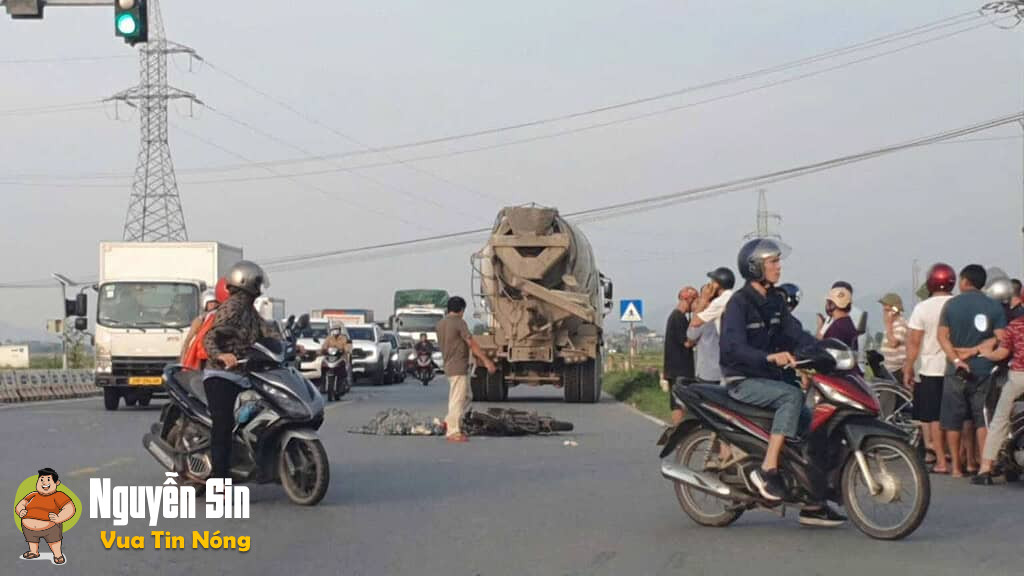 Bình Xuyên-Vĩnh Phúc cũ: 2 học sinh đi xe điện không may varcham với xe bồn ở ngã tư đèn đỏ, khiến 1 em TV ko còn nguyen ven Bình Xuyên-Vĩnh Phúc cũ: 2 học sinh đi xe điện không may varcham với xe bồn ở ngã tư đèn đỏ, khiến 1 em TV ko còn nguyen ven
