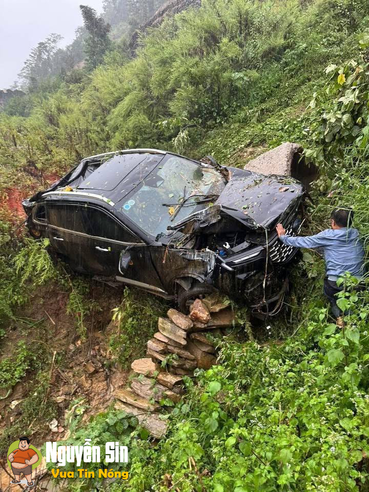 đường đi Cát Cát, Sapa. Mong xe phía trước không sao.
