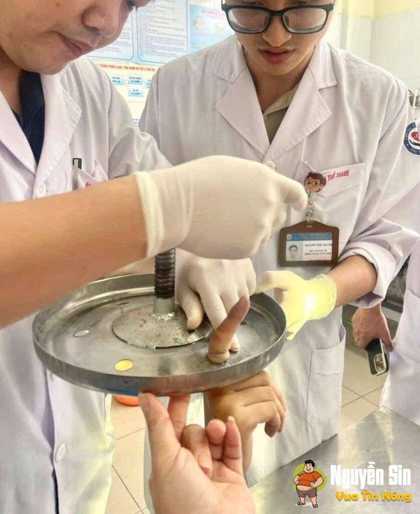 BÉ GÁI BỊ KẸT TRONG GHẾ XOAY! BÉ GÁI BỊ KẸT TRONG GHẾ XOAY!