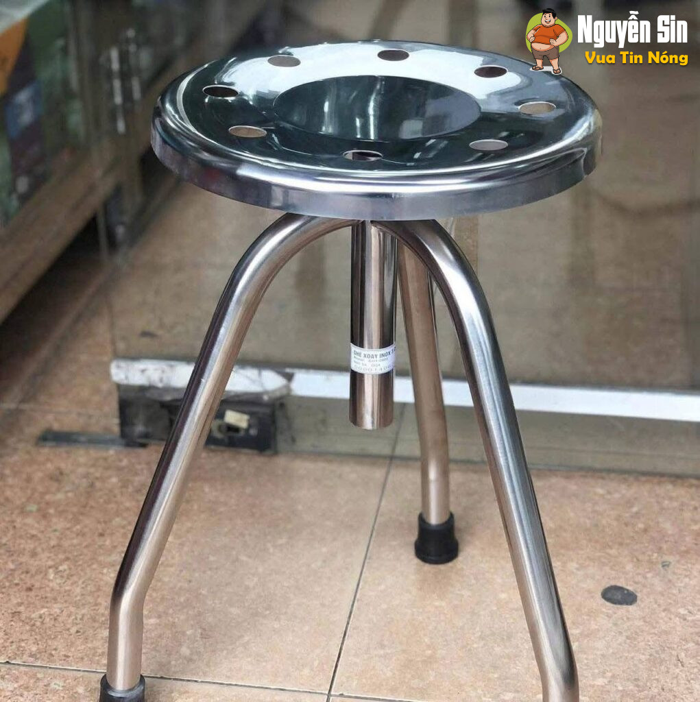 BÉ GÁI BỊ KẸT TRONG GHẾ XOAY! BÉ GÁI BỊ KẸT TRONG GHẾ XOAY!