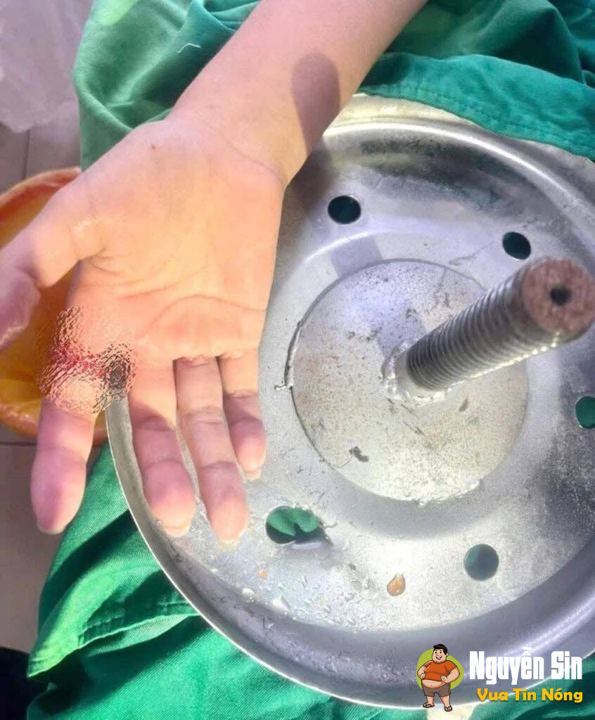 BÉ GÁI BỊ KẸT TRONG GHẾ XOAY! BÉ GÁI BỊ KẸT TRONG GHẾ XOAY!