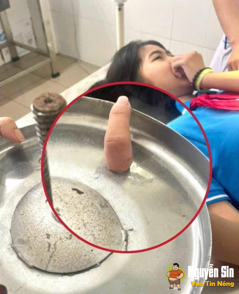 BÉ GÁI BỊ KẸT TRONG GHẾ XOAY! BÉ GÁI BỊ KẸT TRONG GHẾ XOAY!