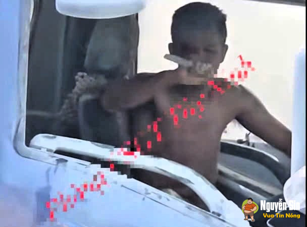 Vjdeo Khống chế tài xế “ng::áo đ::á” lái xe tải lạng lách, cầm dao chống trả công an