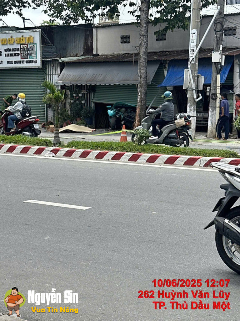 Thủ Dầu Một, Bình Dương cũ: TN nghiêm trọng taxi xanh sm và xe máy khie’n 2ng tV Thủ Dầu Một, Bình Dương cũ: TN nghiêm trọng taxi xanh sm và xe máy khie’n 2ng tV