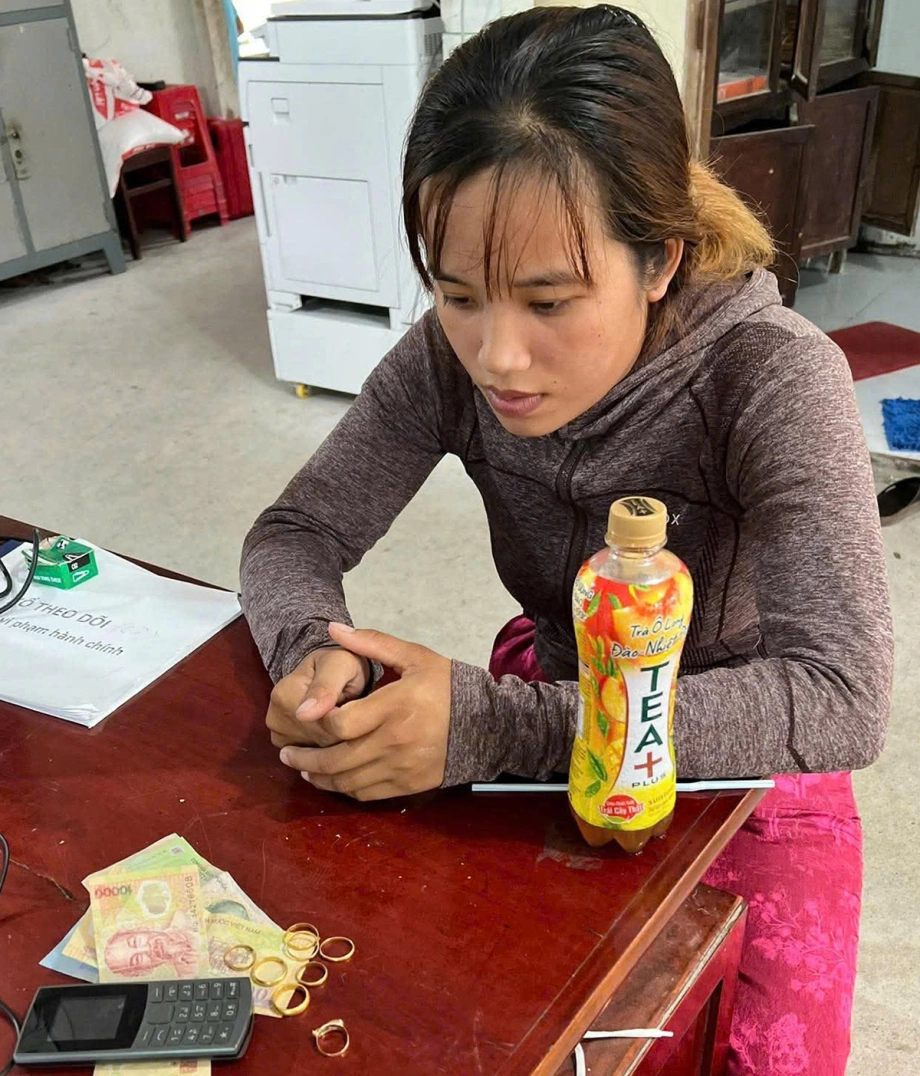 Cô gái quật ngã cụ ông 89 tuổi, cướp vàng Cô gái quật ngã cụ ông 89 tuổi, cướp vàng