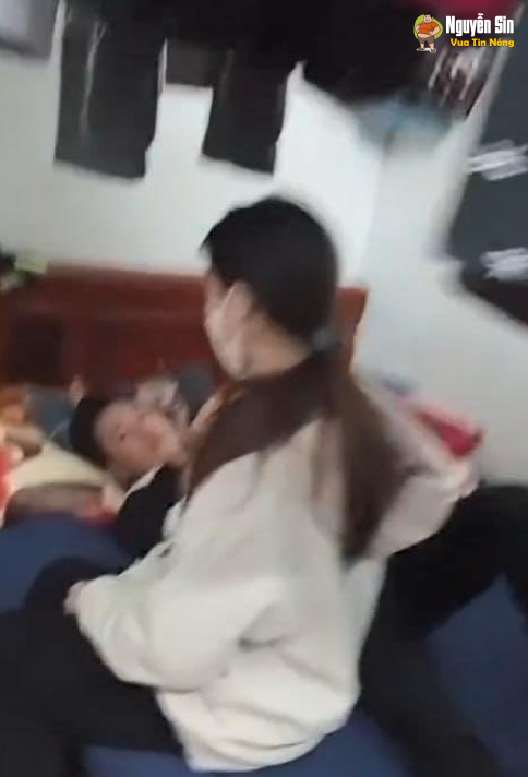 Vjdeo Vk không phải tăng ca về sớm định tạo bất ngờ cho ck, không ngờ ck lại làm vk bất ngờ hơn…