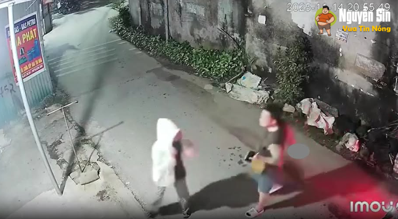 Thanh niên cầm h:ung kh:í chặn ng đi đường, liên tục hỏi thăm phụ huynh đối phương