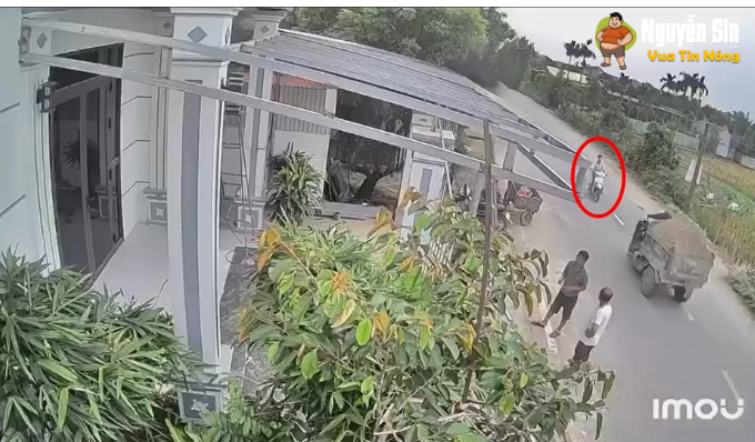 Xe máy varcham nghiêm trọng với xe ba gác ở Thái Bình cũ