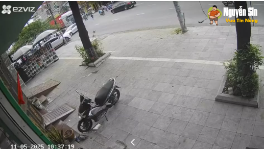 Quế Võ – Bắc Ninh: Khoảng 10:30 giờ tan học các ch:áu HS về nhà, lúc sang đường rất đông HS cùng sang thì không may một chiếc xe container bất ngờ tăg ga. Quế Võ – Bắc Ninh: Khoảng 10:30 giờ tan học các ch:áu HS về nhà, lúc sang đường rất đông HS cùng sang thì không may một chiếc xe container bất ngờ tăg ga.