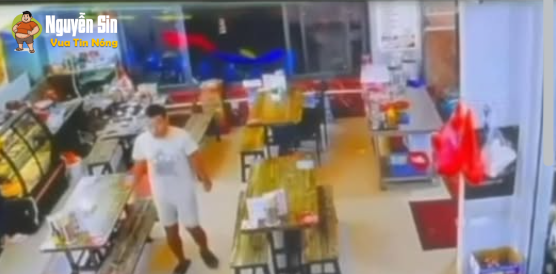 Người đàn ông bước vào cửa hàng và sau đó tự ca’t co? mình. Người đàn ông bước vào cửa hàng và sau đó tự ca’t co? mình.