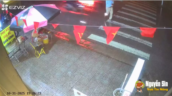 Thương tâm: Camera nhà dân ghi lại vụ TNGT tại Thụy Sơn – Thái Thụy tối qua. Mưa gió mà chạy nhanh quá làm khổ người khác rồi