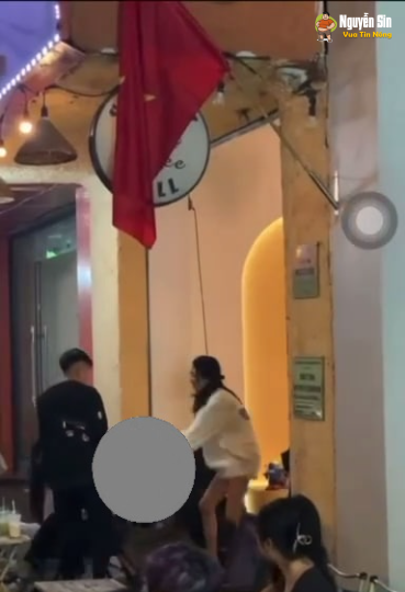 Hồ Tây thấy bảo thanh niên đi chơi với ngyou áo đen, nhưng bị ngyou áo trắng ngăn cản…