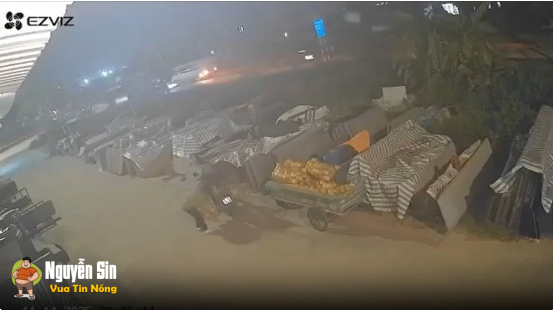 Hải Dương: Xe máy kẹp 3 vacham ô tô. 1 thanh niên nghi bị v/ỡ t/i:nh h/o:àn sau TNGT.