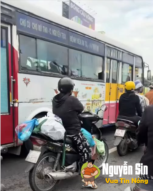 Cụ xem gì mà tập trung thế,đúng là đam mê khó bỏ