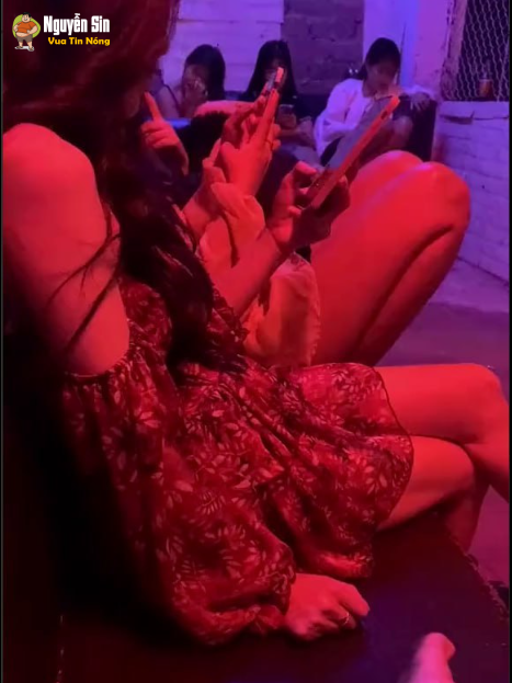 Anh chỉ đi hát với mấy thằng bạn tý thôi