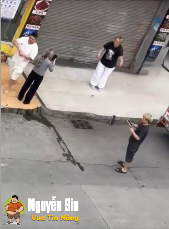 Trung Quốc: Mẫu thuẫn xong cầm dao chém nhau như phim