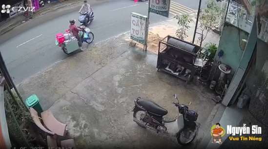 Thanh niên đi AB gây sự với bà cô bán đồ ăn dạo, còn hỏi “thích hông… thích hông…”