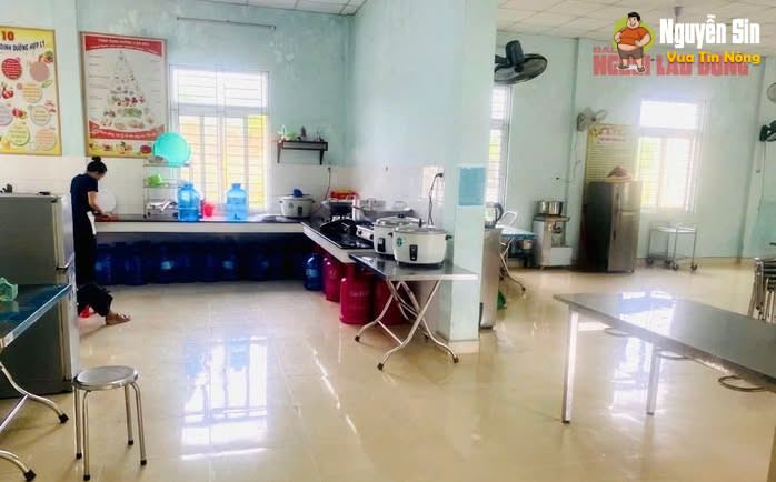 Quảng Trị: Thầy Hiệu trưởng trực tiếp xắn tay vào bếp chế biến món cá kho cho học sinh ăn; ăn xong, hơn 40 em bị ngộ độc