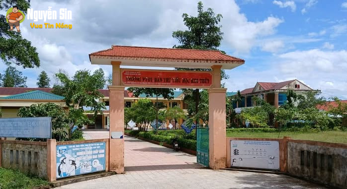 Quảng Trị: Thầy Hiệu trưởng trực tiếp xắn tay vào bếp chế biến món cá kho cho học sinh ăn; ăn xong, hơn 40 em bị ngộ độc