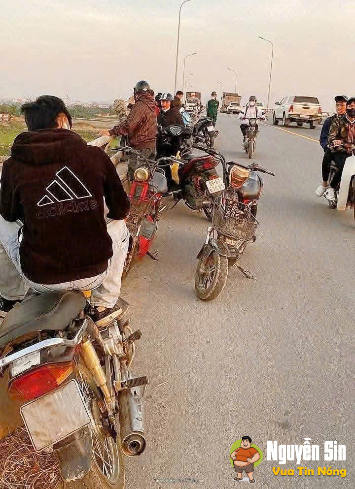 Bạn gái 2.0.0.5 để lại xe và điện thoại trên cầu Đông Xuyên – Bắc Ninh.Hiện tại cqcn vẫn đang tìm kiếm, mong có phép màu 