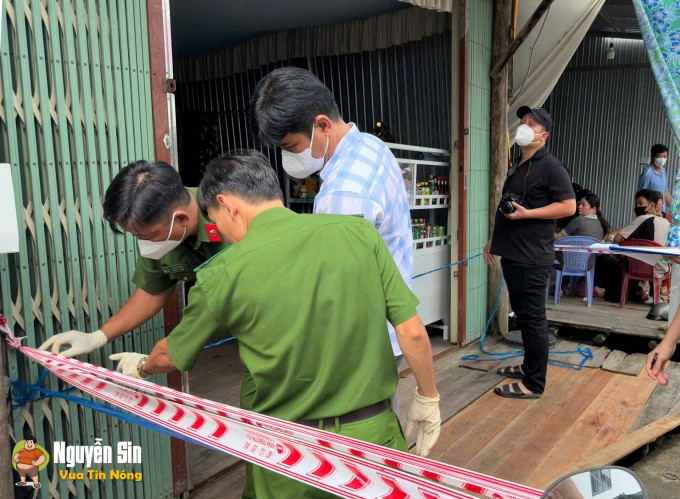 Hai mẹ con tv bất thường trong căn nhà ở chợ Cà Mau Hai mẹ con tv bất thường trong căn nhà ở chợ Cà Mau