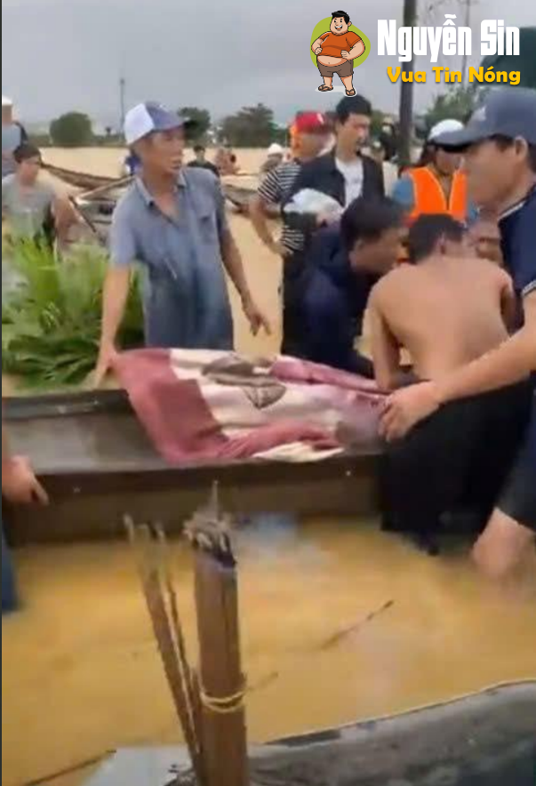 Cha vẫn ôm con giữa dòng nước Diên Trường (TP Huế) Cha vẫn ôm con giữa dòng nước Diên Trường (TP Huế)