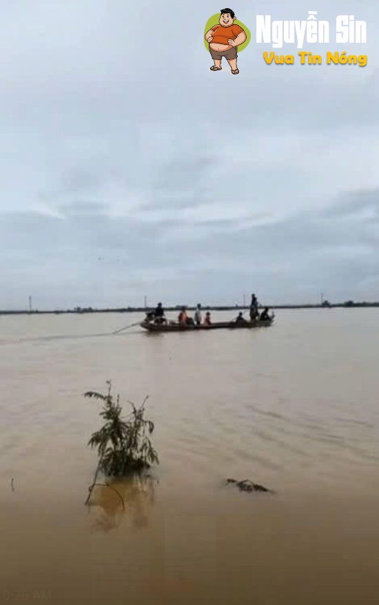 Cha vẫn ôm con giữa dòng nước Diên Trường (TP Huế) Cha vẫn ôm con giữa dòng nước Diên Trường (TP Huế)