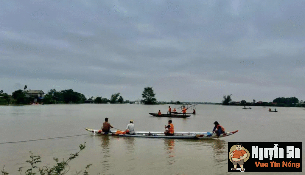 Cha vẫn ôm con giữa dòng nước Diên Trường (TP Huế) Cha vẫn ôm con giữa dòng nước Diên Trường (TP Huế)