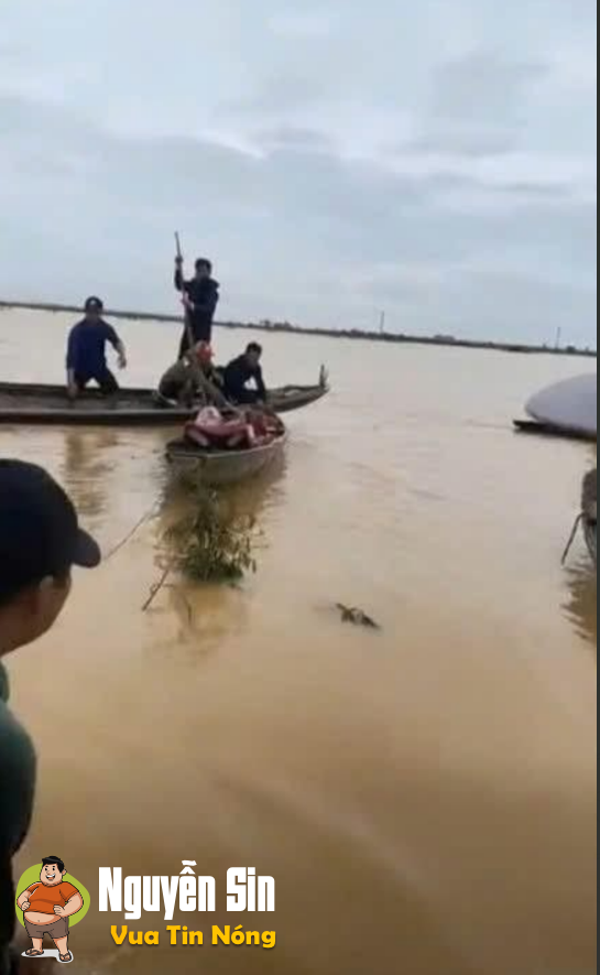 Cha vẫn ôm con giữa dòng nước Diên Trường (TP Huế) Cha vẫn ôm con giữa dòng nước Diên Trường (TP Huế)