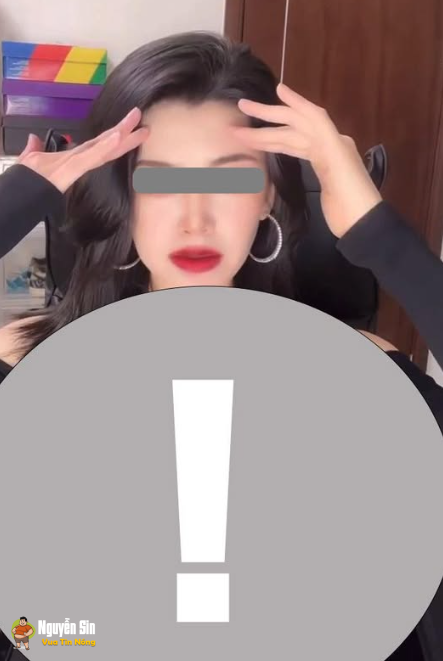 Nữ idol xinh đẹp đang livestream thì gặp ngay ‘chiếc áo phản chủ’