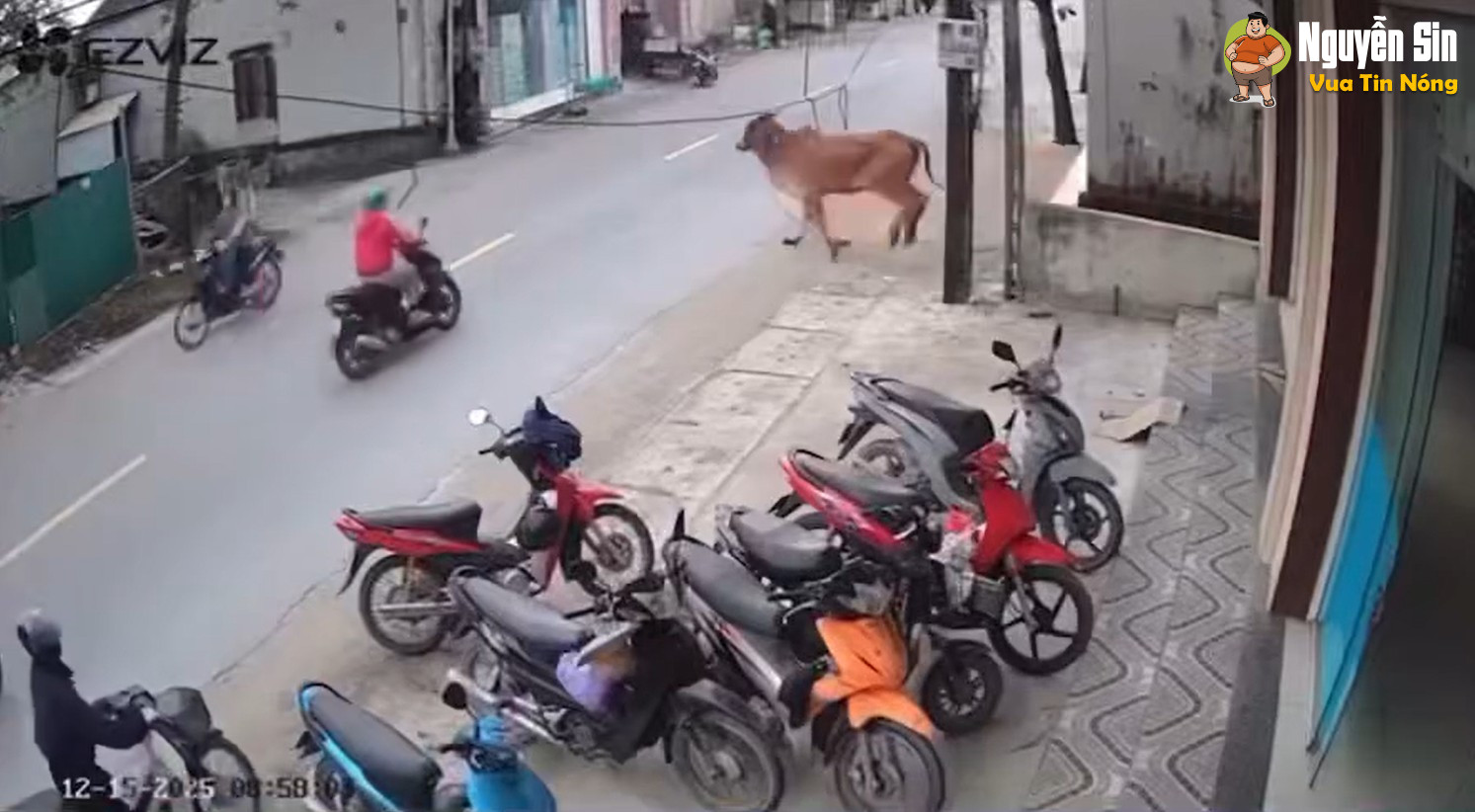 Lamborghini từ trong hẻm ra vacham với xe máy rồi bỏ đi..