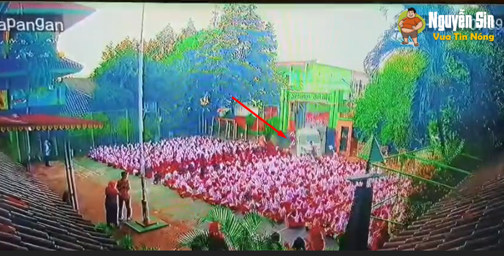 Indonesia : Xe chở bữa ăn miễn phí bất ngờ la:o vào đám đông hs đang làm lễ chào cờ