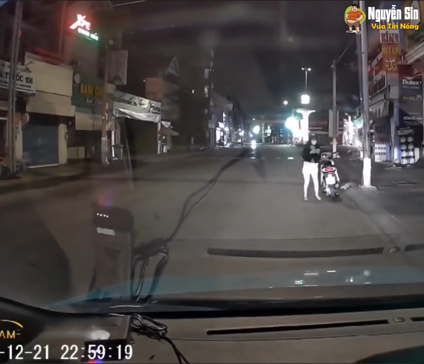 kệ….mình nhắm mắt cho qua….xinh là đc gòi!