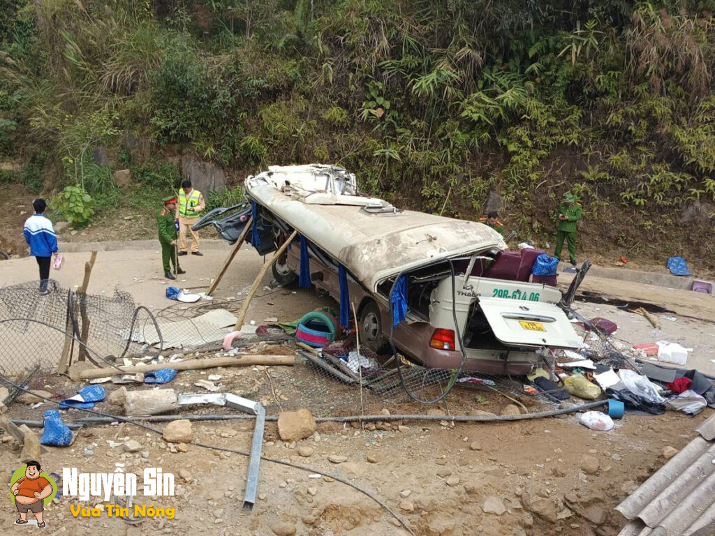 Xót xa: Lật xe chở đoàn từ thiện ở Lào Cai,