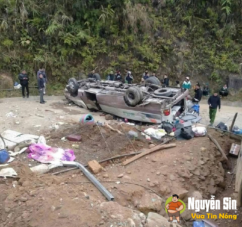 Xót xa: Lật xe chở đoàn từ thiện ở Lào Cai,