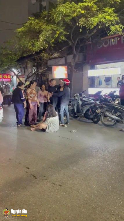 Ck thẳng tay ₫@’nh vk giũa đường, trong khi vk đang ômcon…