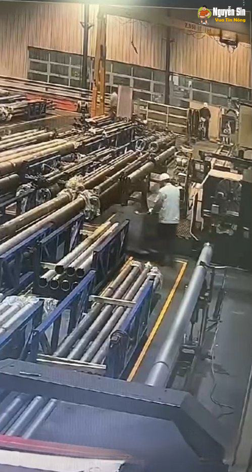 TV d0 bị cuôn’ va`0 trục may’ đ@nq qu@y