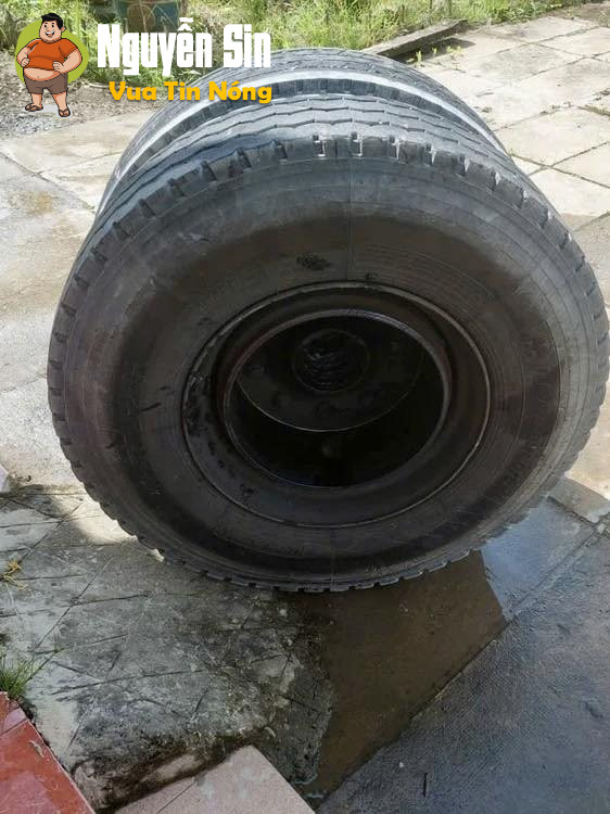 Bánh ôtô đ/ầ:u kéo văng trúng người phụ nữ