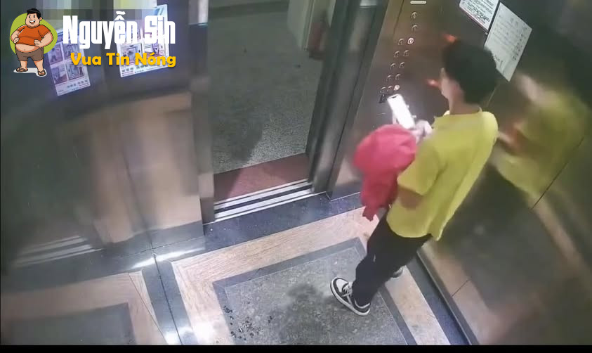 Th@nh njên ngay trong thang máy