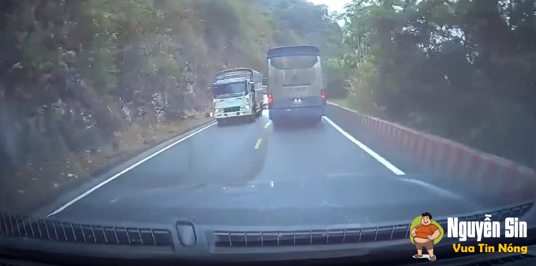 Vượt âu? gây TNGT khjến 2 vk ck tửvong